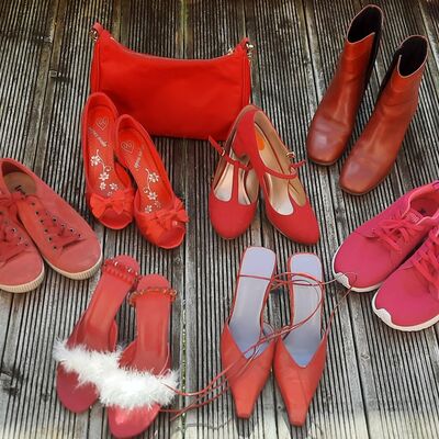 Orange Days, rote Schuhe 