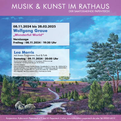 Landschaft mit Lavendel, gr&uuml;ne B&auml;ume im Hintergrund, blauer Himmel