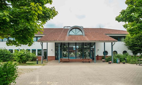 Bild vergr&ouml;&szlig;ern: Grundschule R&ouml;tgesb&uuml;ttel