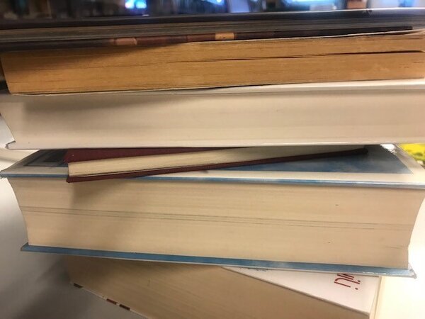 Bild vergr&ouml;&szlig;ern: Buchstapel- neutral